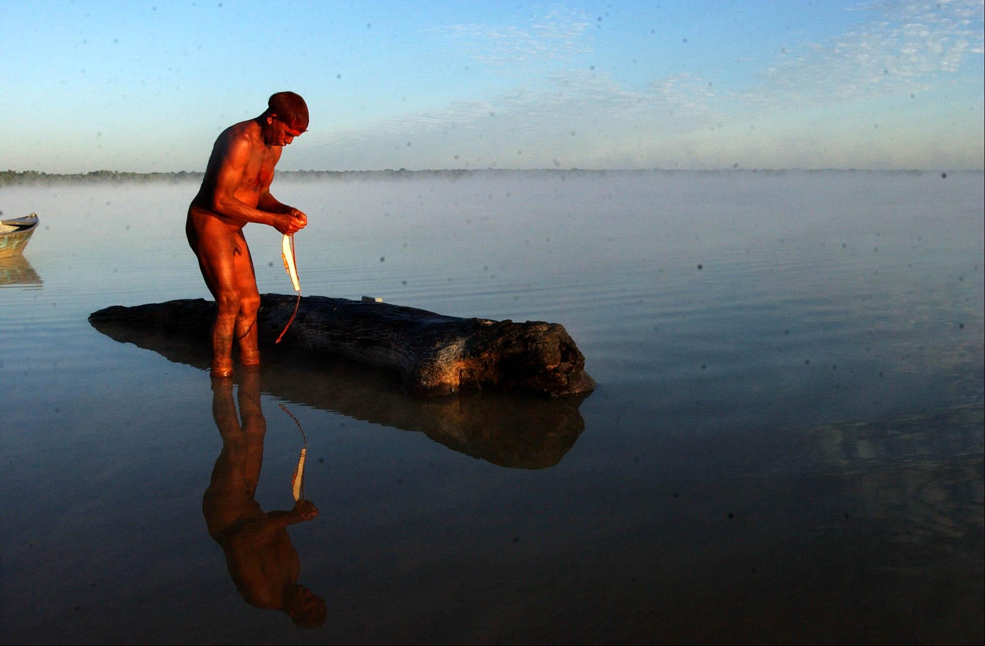 Alto Xingu (MT) - Índio lavando colar na lagoa Mawaiaka. Festa do Kuarup, na aldeia Kamayurá. (Foto Marcello Casal Jr./ABr)